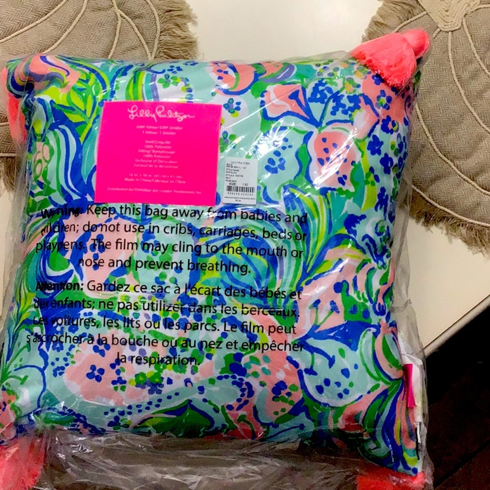 NWT LILY PULITZER PILLOW. Feline good print PILLOW